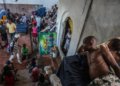 Personas desplazadas por la violencia armada en Haití reciben asistencia humanitaria.