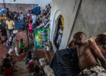 Personas desplazadas por la violencia armada en Haití reciben asistencia humanitaria.