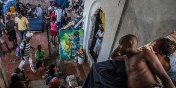 Personas desplazadas por la violencia armada en Haití reciben asistencia humanitaria.