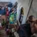 Personas desplazadas por la violencia armada en Haití reciben asistencia humanitaria.